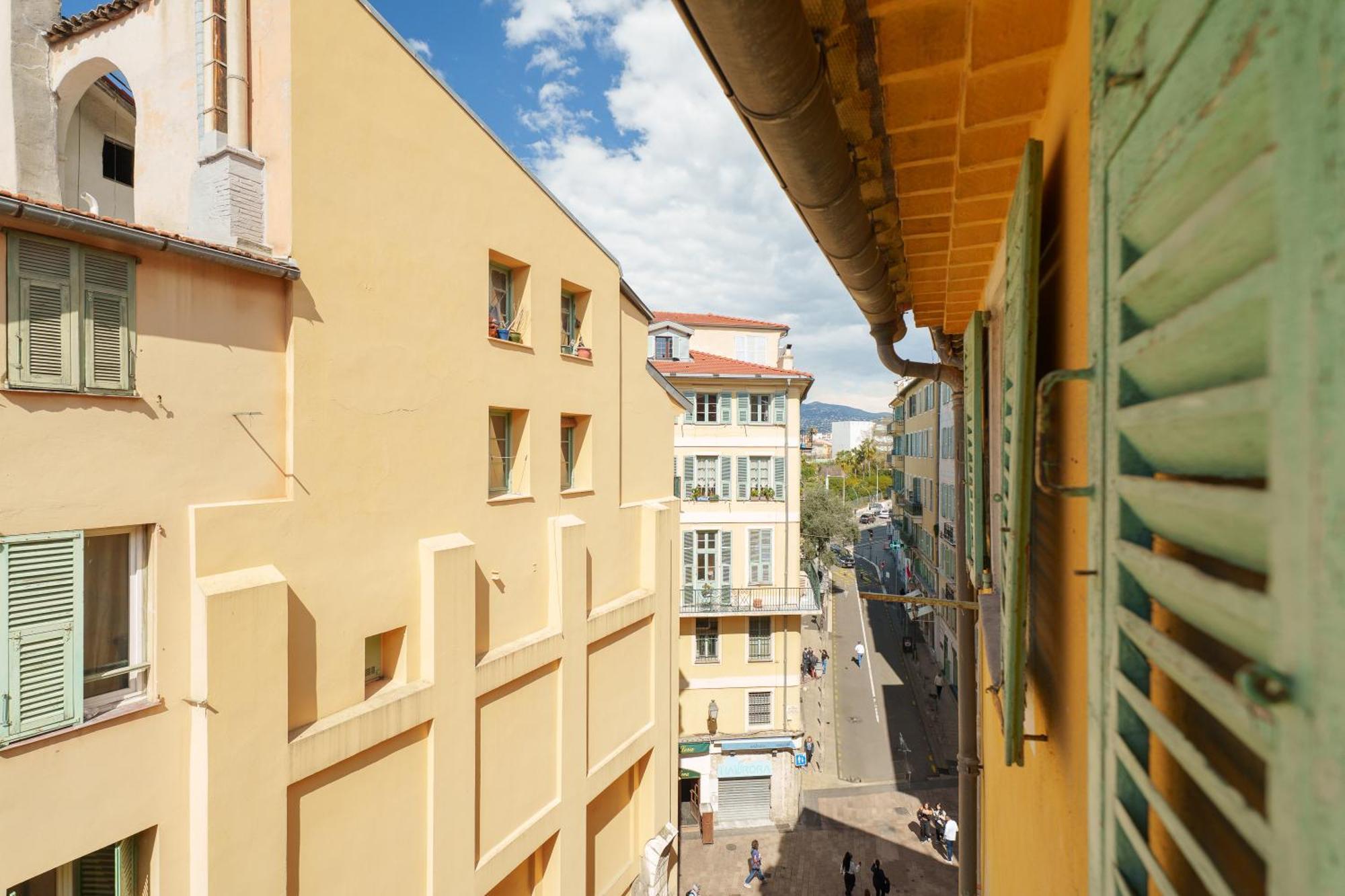 Renting - - Authentic Loft Old Rooftop View & Charm Apartment *